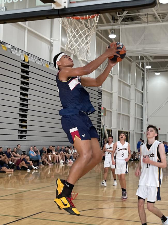 Roman Siulepa dunks at the Australian Basketball Schools Championship.