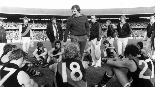 Kevin Sheedy speaks to his players during a break. 1983 Grand Final. Hawthorn v Essendon. MCG. Neg: 830924/210