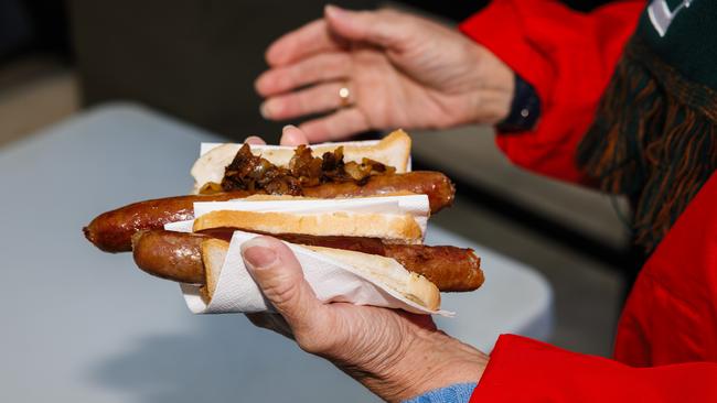 MELBOURNE, AUSTRALIA – MAY 3, 2025: Donna Macendrick with democracy sausage. Tim Wilson will be voting at Beaumaris Secondary College. Picture: NewsWire/ Nadir Kinani