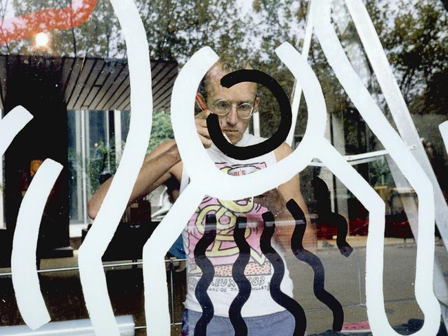 Keith Haring paints the water wall at NGV in 1984.