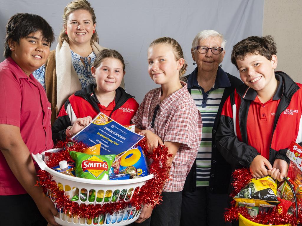 Sacred Heart Primary School students (from left) Alexander Alston, Riley Davies, Clare Cox and Noah Strungell with Sacred Heart APRE Alice Lucas (back, left) and Theresa Nicholas of St Vincent de Paul with some of the hampers for St Vincent de Paul Society and YellowBridge Queensland at the awards presentation and Yr 6 graduation, Friday, December 2, 2022. Picture: Kevin Farmer