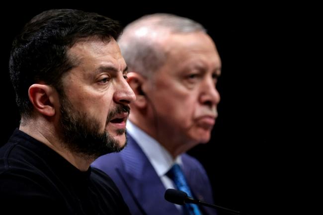 Ukraine's President Volodymyr Zelensky (L) spoke after talks with Turkey's President Recep Tayyip Erdogan