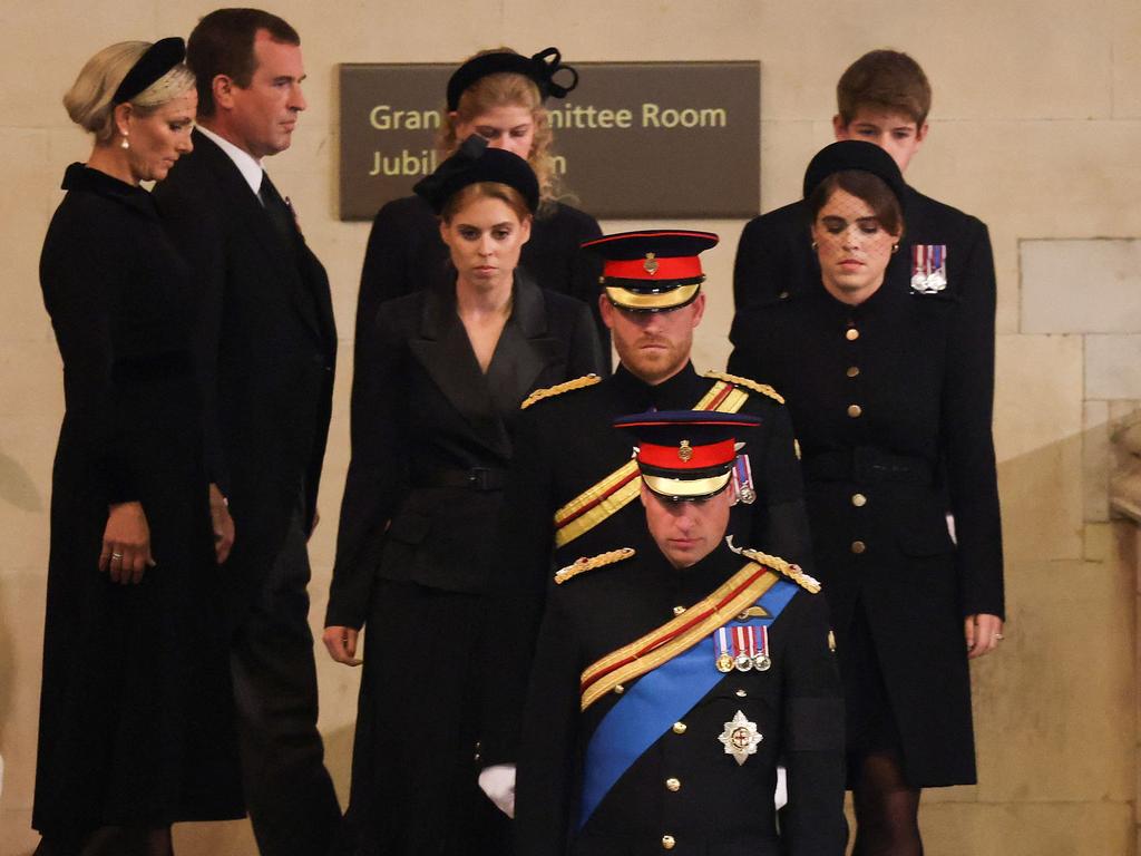 Queen’s funeral: Prince William and Prince Harry reunited in uniform at ...