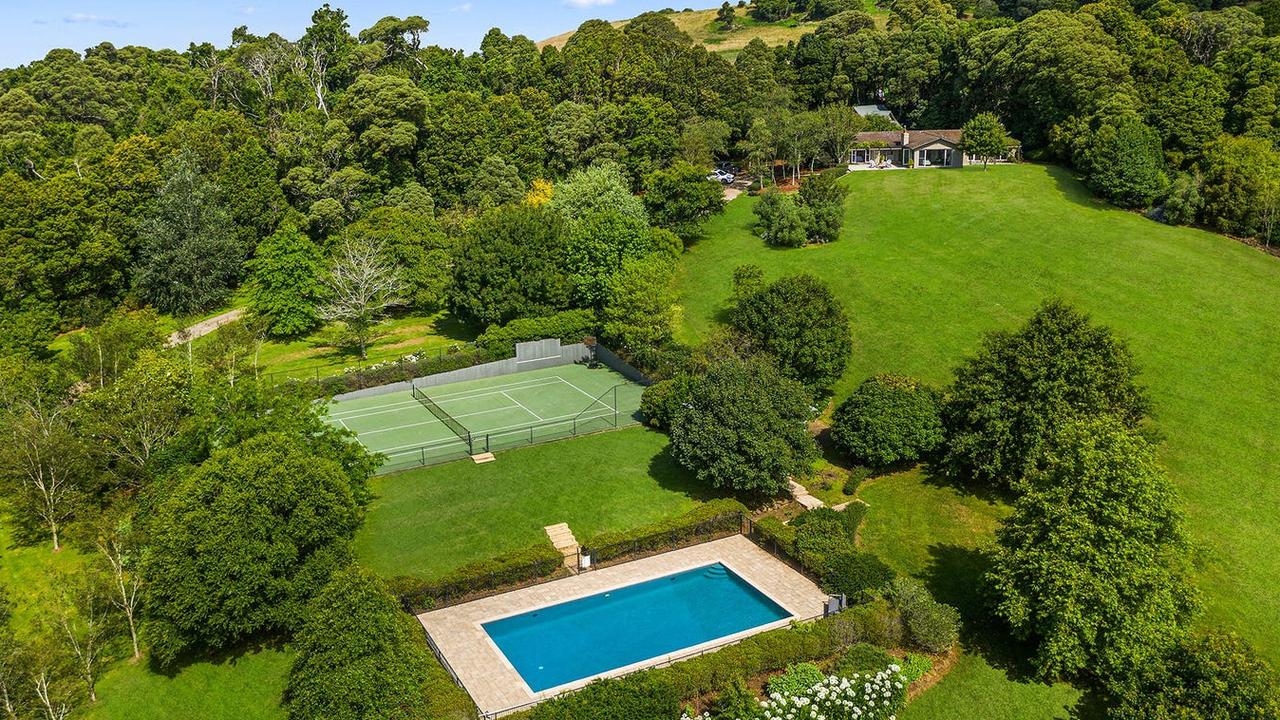 The Kangaloon Rd has an in-ground pool and tennis court. There is a barn-style double garage with a loft bedroom.