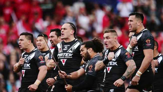 HAMILTON, NEW ZEALAND — NOVEMBER 11: The Kiwis perform the haka against Tonga during the 2017 Rugby League World Cup match between the New Zealand Kiwis and Tonga at Waikato Stadium on November 11, 2017 in Hamilton, New Zealand. (Photo by Anthony Au-Yeung/Getty Images)