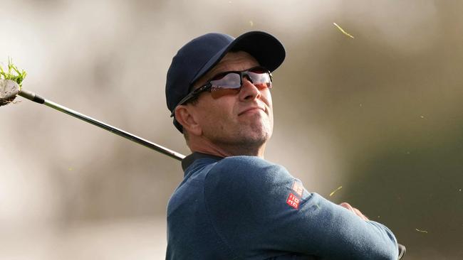 LA JOLLA, CALIFORNIA - FEBRUARY 14: Adam Scott of Australia plays his shot on the 18th hole during the second round of The Genesis Invitational 2025 at Torrey Pines Golf Course on February 14, 2025 in La Jolla, California.   Michael Owens/Getty Images/AFP (Photo by Michael Owens / GETTY IMAGES NORTH AMERICA / Getty Images via AFP)