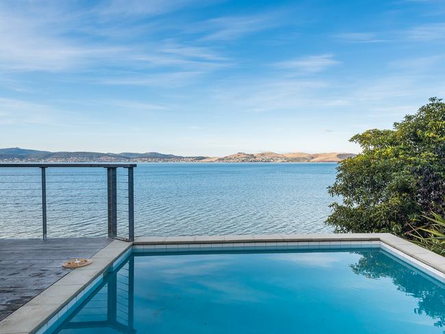 6 Mitah Cresent, Sandy Bay represented by Ray White Hobart is one of the million doller homes which are selling like hotcakes in Hobart’s exclusive suburbs.