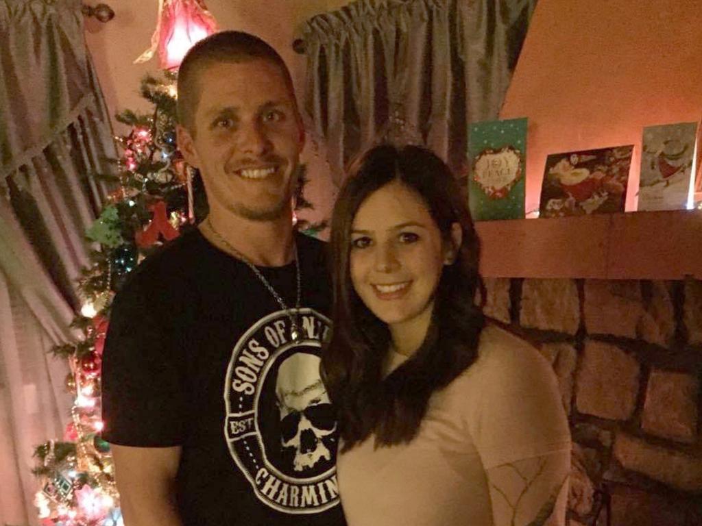 Hailey Custer e o ex-marido Travis juntos no Natal.  Imagem: Atende