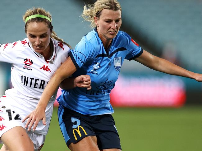 SYDNEY, AUSTRALIA - JANUARY 16: Julie-Ann Russell of the Wanderers and Ally Green of Sydney FC contest the ball during the round four W-League match between Sydney FC and the Western Sydney Wanderers at ANZ Stadium, on January 16, 2021, in Sydney, Australia. (Photo by Cameron Spencer/Getty Images)