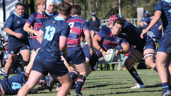 Massimo De Lutiis offloads. Pic Mike Batterham