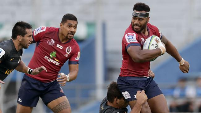 Australia's Reds centre Samu Kerevi (R) is tackled by Argentina's Jaguares flanker Pablo Matera (2-R) during their Super Rugby match at the Jose Amalfitani stadium in Buenos Aires, on March 17, 2018. / AFP PHOTO / Alejandro PAGNI