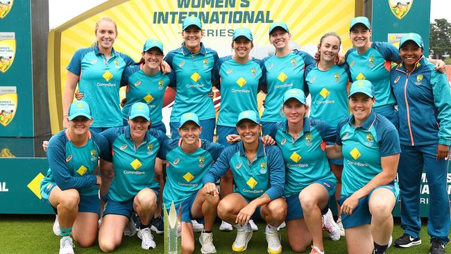 CANBERRA, AUSTRALIA - JANUARY 29: The Australian Team pose for a photo after game three of the International T20 series between Australia and Pakistan at Manuka Oval on January 29, 2023 in Canberra, Australia. (Photo by Mark Nolan/Getty Images)