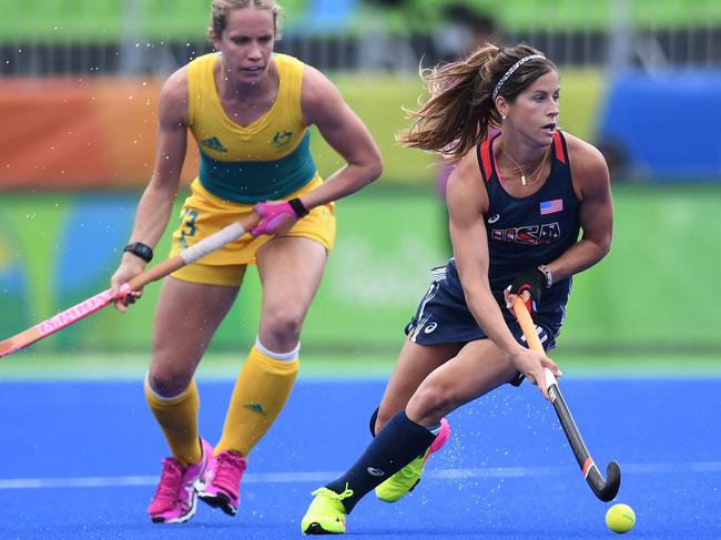 Australia's Edwina Bone looks on as yhe USA's Katie Reinprecht controls the ball during the womens's field hockey Australia vs USA match of the Rio 2016 Olympics Games at the Olympic Hockey Centre in Rio de Janeiro on August, 8 2016. / AFP PHOTO / MANAN VATSYAYANA