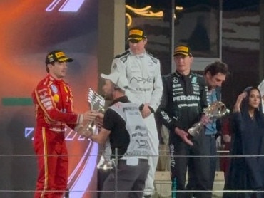 Brad Pitt celebrate on the podium with Charles Leclerc and George Russell. Photo: X.