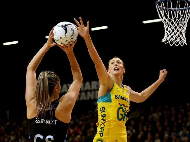 INVERCARGILL, NEW ZEALAND - SEPTEMBER 03: Emily Mannix (R) of Australia defends Te Paea Selby-Rickit of New Zealand attempt at goal during the 2017 Quad Series match between the New Zealand Silver Ferns and the Australia Diamonds on September 3, 2017 in Invercargill, New Zealand.  (Photo by Dianne Manson/Getty Images)