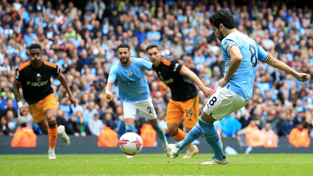 Manchester City's German midfielder Ilkay Gundogan (R) missed a penalty.