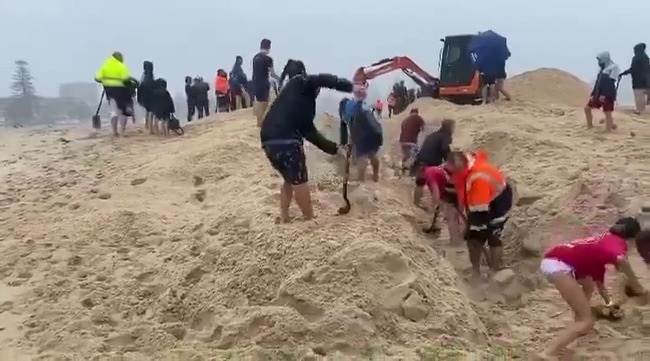 Excavator and shovels used to unblock The Entrance Channel. Video: Steve Stapylton