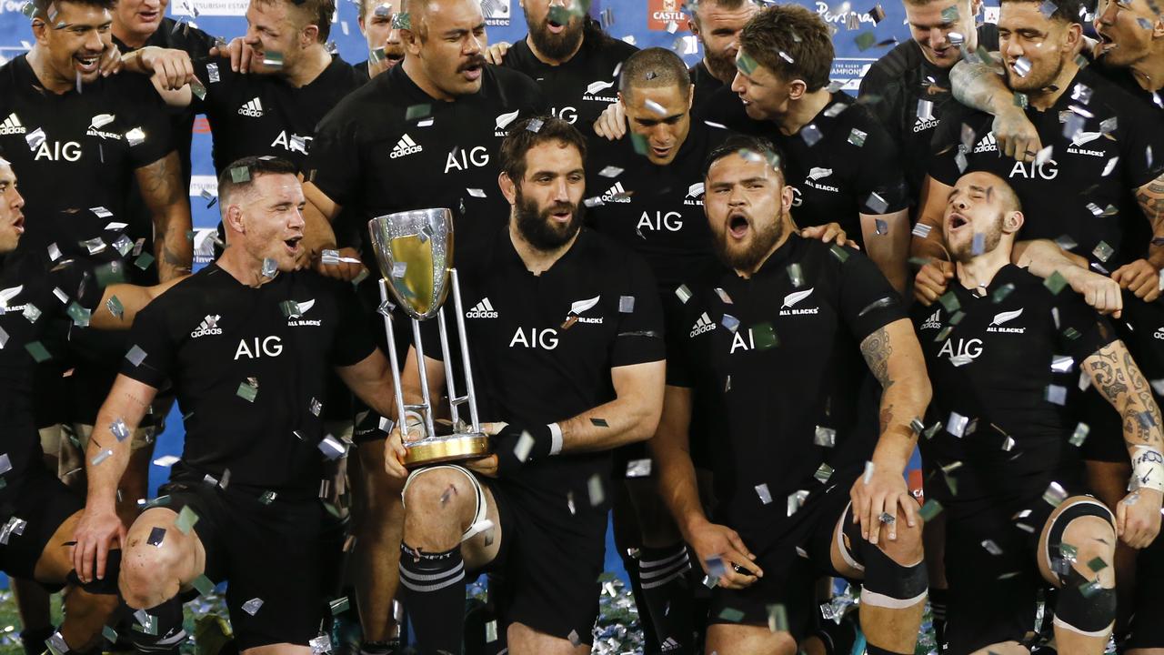 The All Blacks celebrate after winning the Rugby Championship fin Buenos Aires.