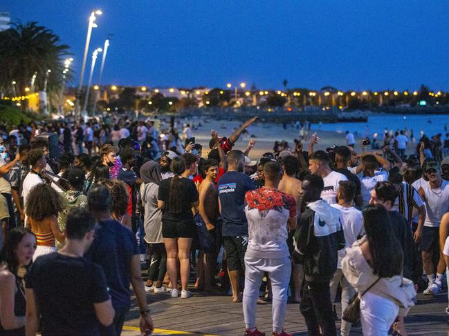 Pictures taken this evening at St Kilda beach of large crowds gathering.Picture by Wayne Taylor 15th November 2020