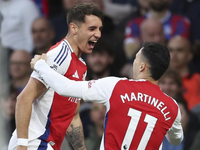 Arsenal's Jakub Kiwior, center, celebrates with Arsenal's Gabriel Martinelli after scoring his sides first goal during the English Premier League soccer match between Arsenal and Crystal Palace at Emirates stadium in London, Wednesday, April 23, 2025. (AP Photo/Ian Walton)