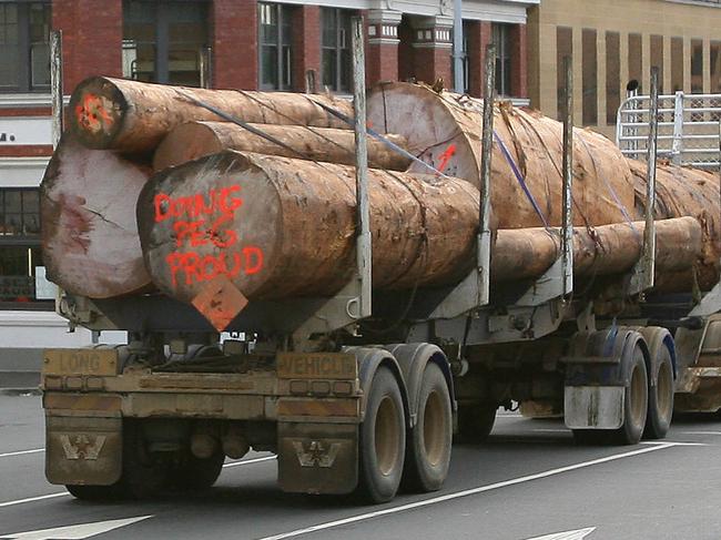 A B double log truck in Macquarie Street with a Peg Putt sign on the rear log