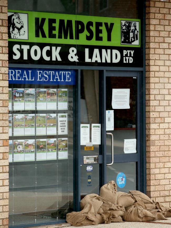 Heavy rain continues to batter the NSW mid north coast causing major flooding. Shops sandbagged in the Kempsey CBD. Nathan Edwards