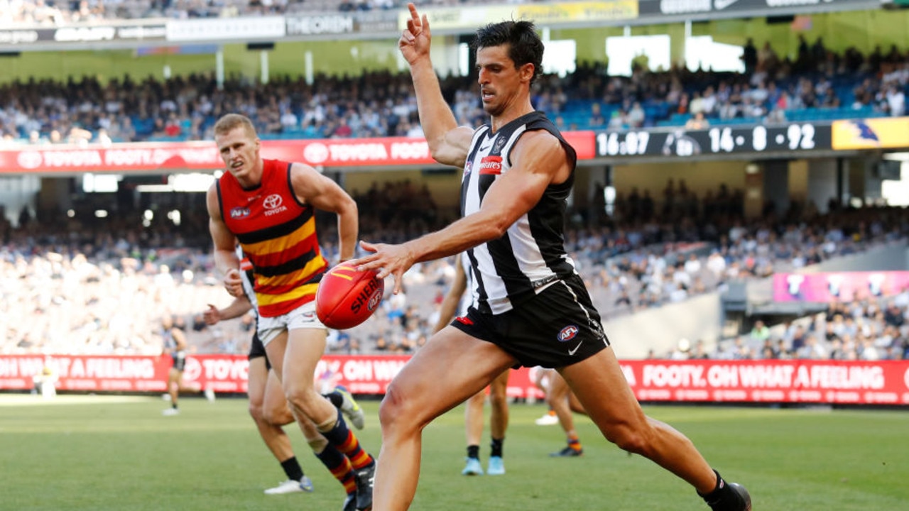 MELBOURNE, AUSTRALIA - MARCH 26: Scott Pendlebury of the Magpies kicks the ball during the 2022 AFL Round 02 match between the Collingwood Magpies and the Adelaide Crows at the Melbourne Cricket Ground on March 26, 2022 In Melbourne, Australia. (Photo by Dylan Burns/AFL Photos via Getty Images)