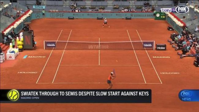 Swiatek battles past Keys to make semis