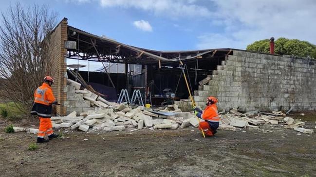 SES volunteers stabilise a shed roof after the wall collapsed on Saturday. Picture: Mount Gambier and District SES