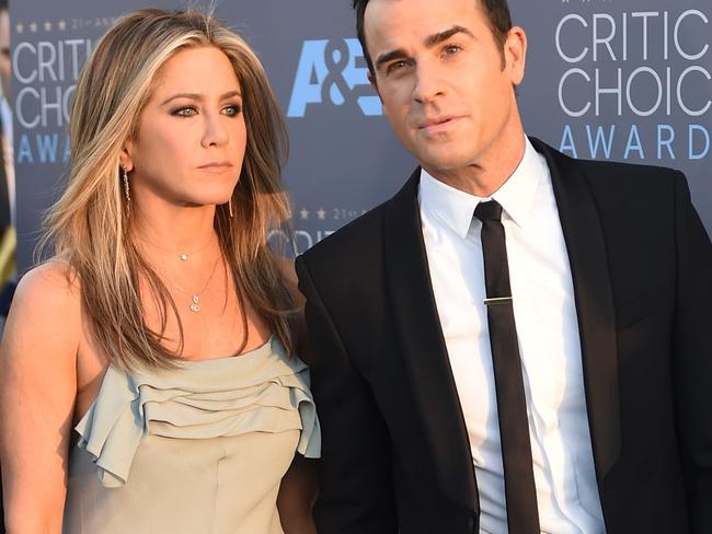 SANTA MONICA, CA - JANUARY 17: Actors Jennifer Aniston (L) and Justin Theroux attend the 21st Annual Critics' Choice Awards at Barker Hangar on January 17, 2016 in Santa Monica, California. Jason Merritt/Getty Images/AFP == FOR NEWSPAPERS, INTERNET, TELCOS & TELEVISION USE ONLY ==