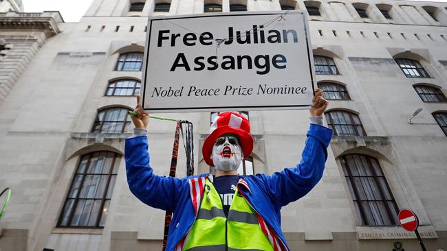 Demonstrators protest outside of the Old Bailey court in London as the extradition hearing for WikiLeaks founder Julian Assange resumes. Picture: Tolga Akmen / AFP