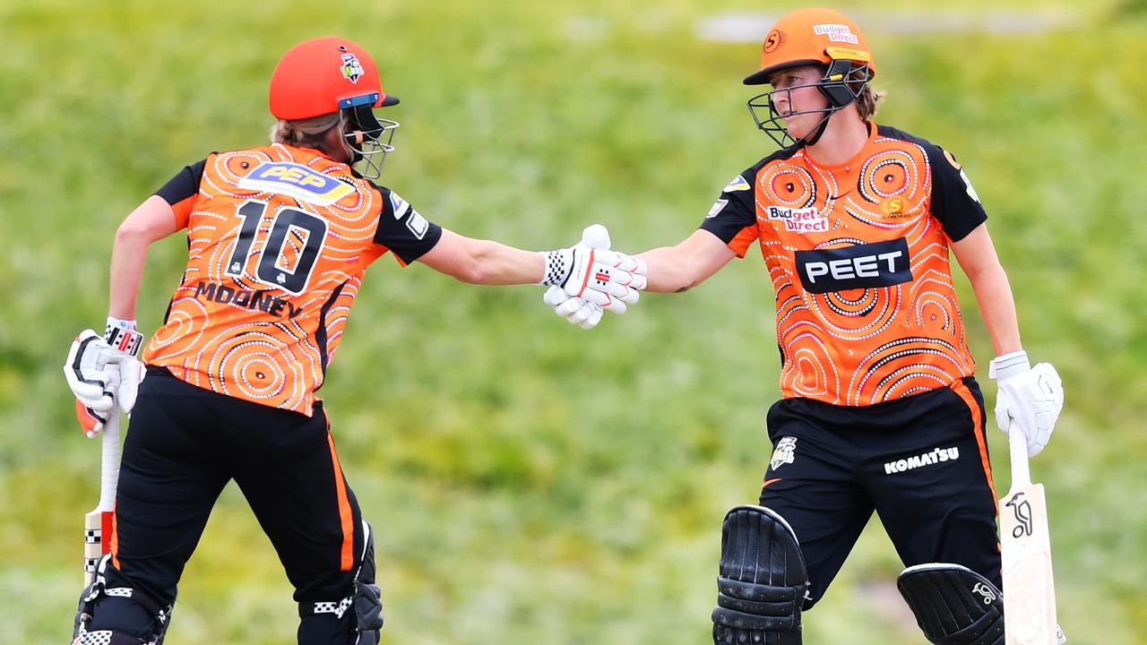 Sophie Devine and Beth Mooney were named in a third straight WBBL team of the year (Photo by Mark Brake/Getty Images)