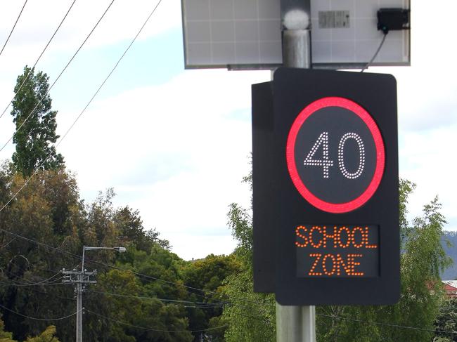 A bus outside Hobart school , Lansdowne Cresent Primary during the  40 kph speed  limit period.