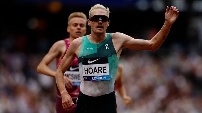 Australia's Oliver Hoare celebrates after winning the Men's Emsley Carr Mile event during the IAAF Diamond League athletics meeting at the London stadium in London on July 20, 2024. (Photo by BENJAMIN CREMEL / AFP)