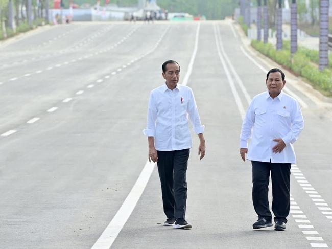 This handout picture taken and released on August 12, 2024 by the Indonesian Presidential Palace shows Indonesia's President Joko Widodo (L) and Indonesia's Defence Minister and President-elect Prabowo Subianto inspecting the progress of construction work at the future capital city of Nusantara in Sepaku district in Penajam North Paser Regency, East Kalimantan, before holding the first cabinet meeting in the country's new capital. (Photo by Handout / PRESIDENTIAL PALACE / AFP) / RESTRICTED TO EDITORIAL USE - MANDATORY CREDIT "AFP PHOTO / INDONESIAN PRESIDENTIAL PALACE" - NO MARKETING NO ADVERTISING CAMPAIGNS - DISTRIBUTED AS A SERVICE TO CLIENTS