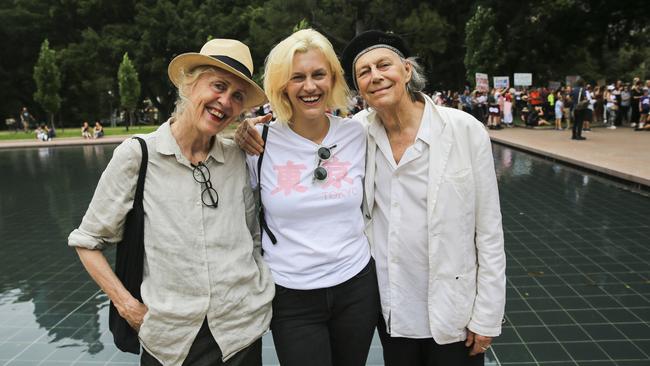 Gracie Otto with parents Sue Hill and Barry Otto. Picture: Dylan Robinson