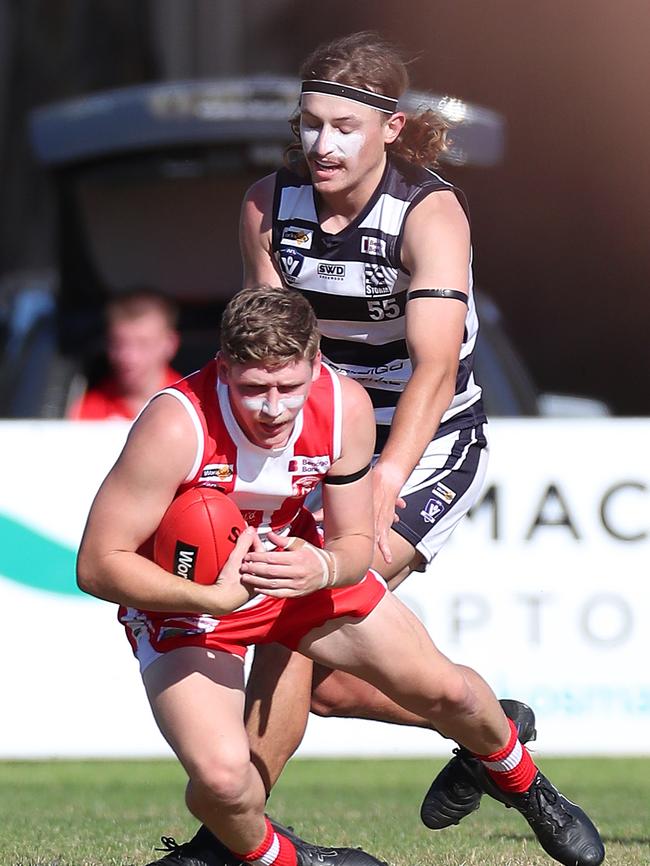 South Bendigo’s Kaiden Antonowicz marks in front of Strathfieldsaye recruit Kya Lanfranchi.