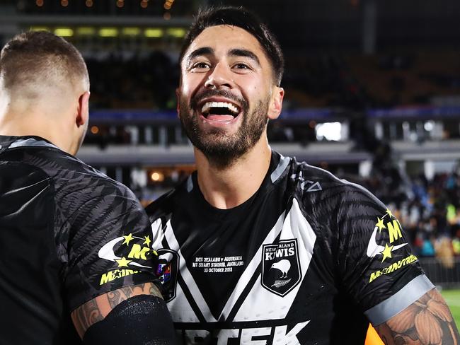 AUCKLAND, NEW ZEALAND - OCTOBER 13: Shaun Johnson of the Kiwis celebrates with James Fisher-Harris after winning the international Rugby League Test Match between the New Zealand Kiwis and the Australia Kangaroos at Mt Smart Stadium on October 13, 2018 in Auckland, New Zealand.  (Photo by Hannah Peters/Getty Images)