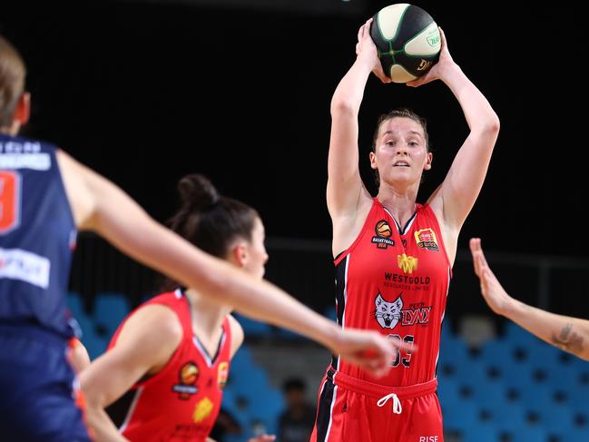 Kayla Steindl of the Lynx passes during the round three WNBL match between the Sydney Uni Flames and the Perth Lynx at Cairns Pop Up Arena, on November 23, 2020, in Cairns, Australia. Picture: Chris Hyde/Getty Images.