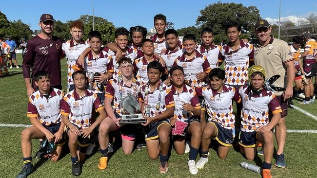 THe winning Mabel Park SHS BBOB CHallenge side, flanked by Broncos champions Matt Gillett and Andrew McCullough.