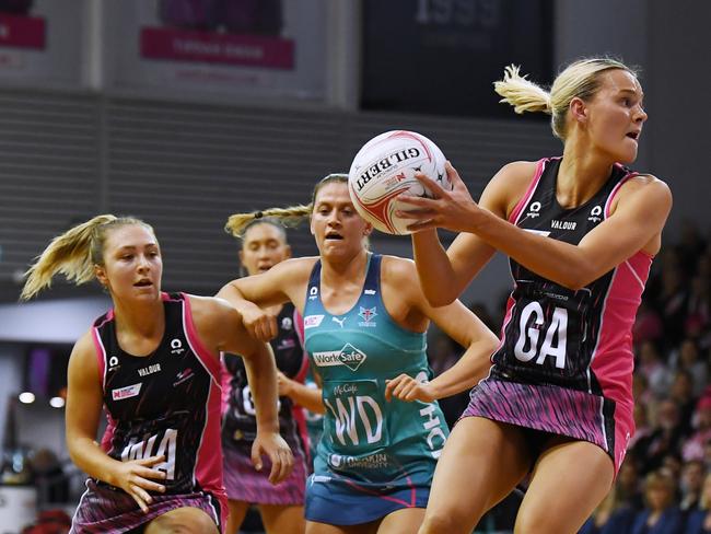 Tippah Dwan (R) finished with 21 from 23 shooting. Picture: Mark Brake/Getty Images