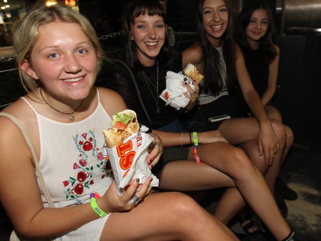 Schoolies Take Over Surfers Paradise Gold Coast Bulletin 