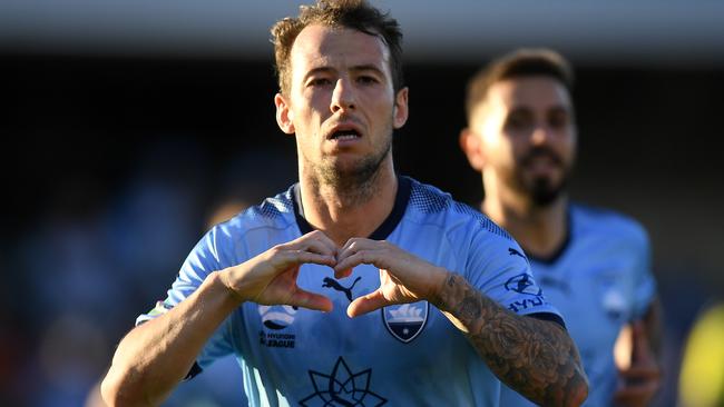 Adam Le Fondre gave Sydney the win against Wellington with a penalty.