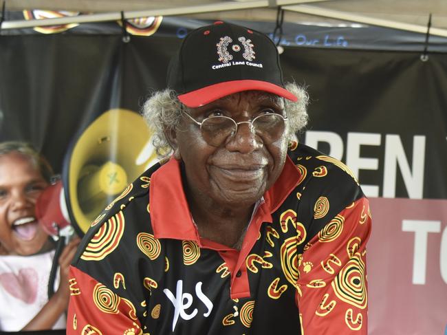 (L-R) Warren Japanangka Williams signs the Barunga Declaration at the joint meeting of NT land councils at Barunga in June. Photo: Central Land Council