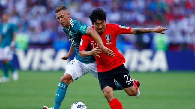 TOPSHOT - Germany's defender Joshua Kimmich (L) vies for the ball with South Korea's defender Go Yo-han during the Russia 2018 World Cup Group F football match between South Korea and Germany at the Kazan Arena in Kazan on June 27, 2018. / AFP PHOTO / BENJAMIN CREMEL / RESTRICTED TO EDITORIAL USE - NO MOBILE PUSH ALERTS/DOWNLOADS