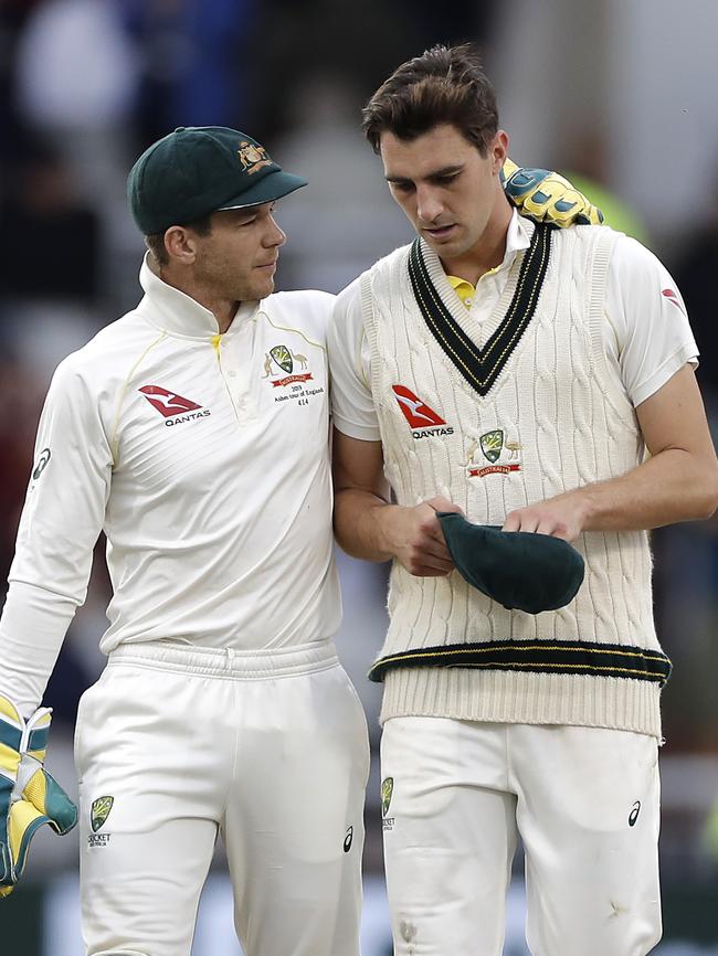 Tim Paine speaks with Pat Cummins.