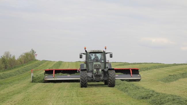 Kuhn’s Merge Maxx 1090 working in a paddock.