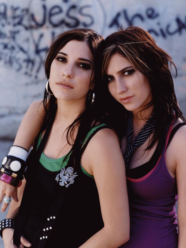 Lisa with Jess Origliasso, The Veronicas, in 2005.
