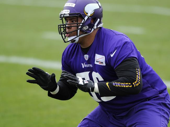 David Yankey runs a drill with the Vikings.