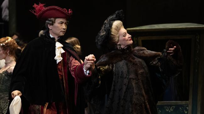 Li Cunxin and Mary Li returned to the stage to perform in Manon.